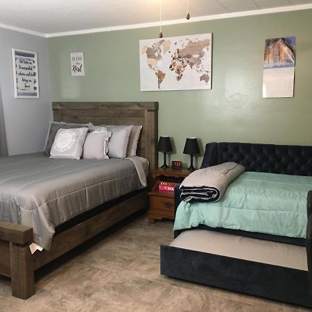 Home Away From Home, Recently Renovated North Troy エクステリア 写真
