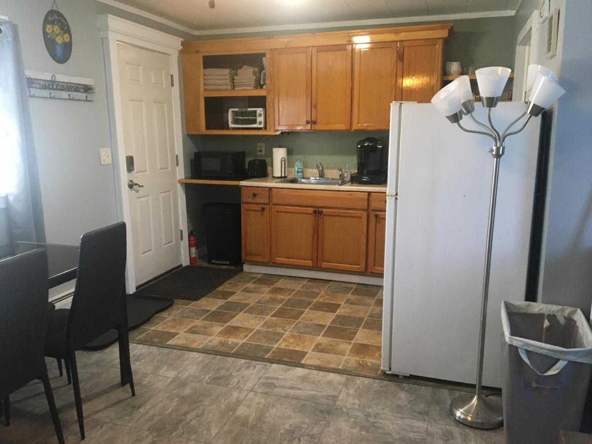 Home Away From Home, Recently Renovated North Troy エクステリア 写真
