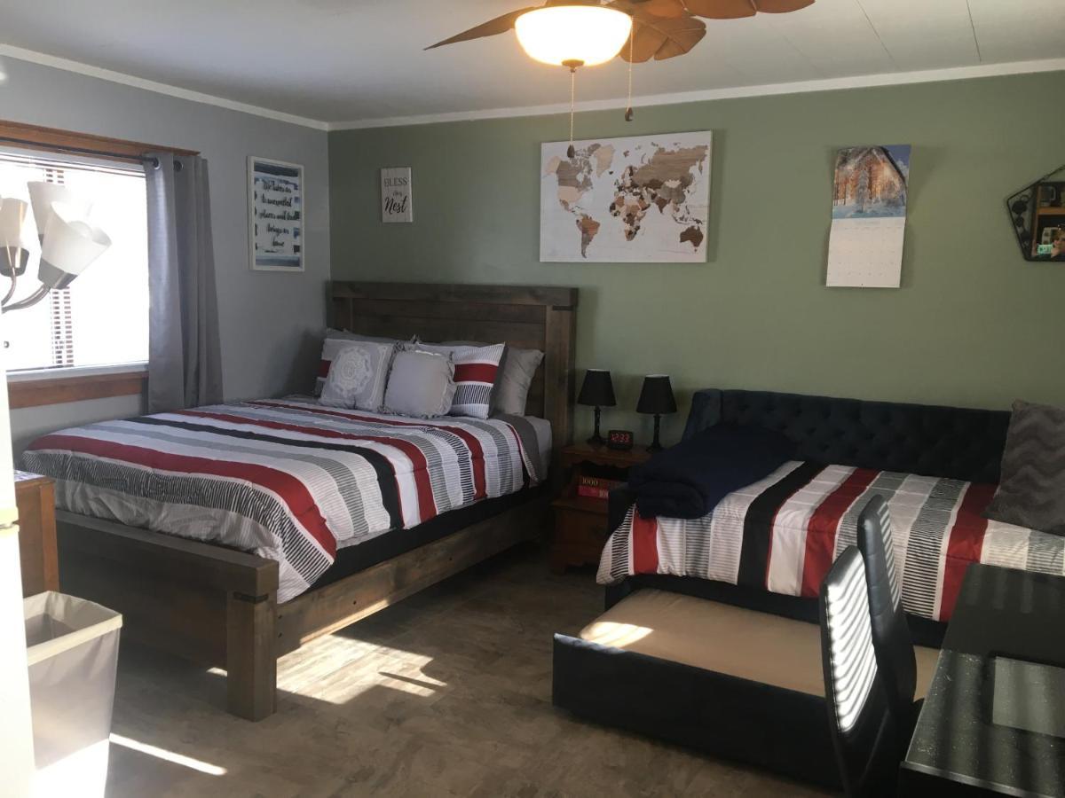 Home Away From Home, Recently Renovated North Troy エクステリア 写真