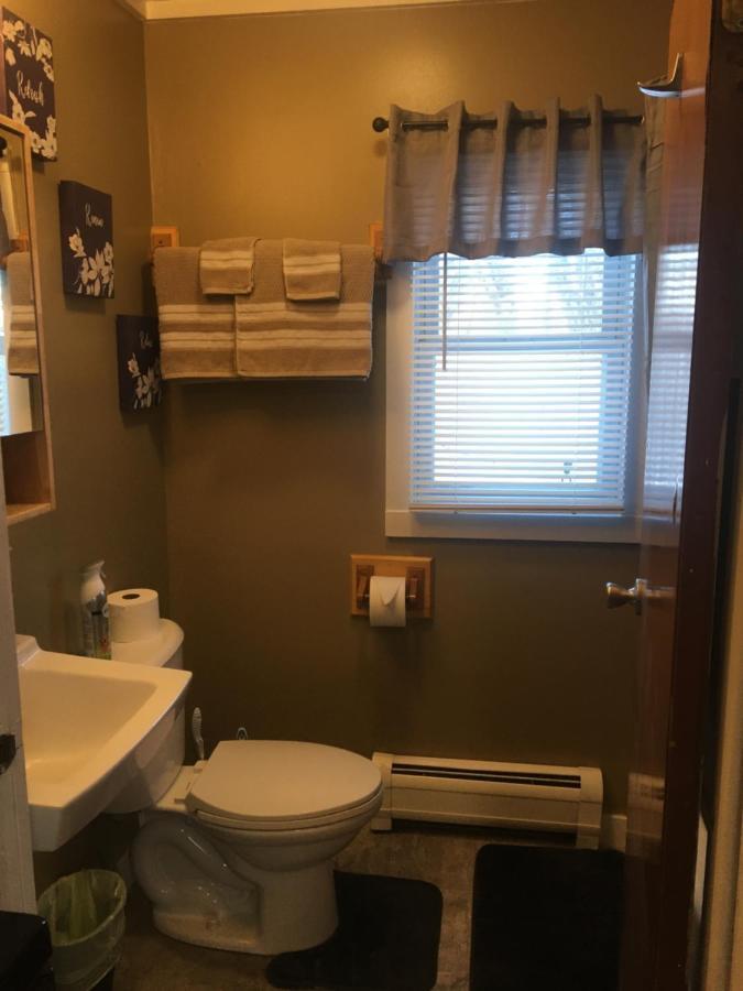 Home Away From Home, Recently Renovated North Troy エクステリア 写真