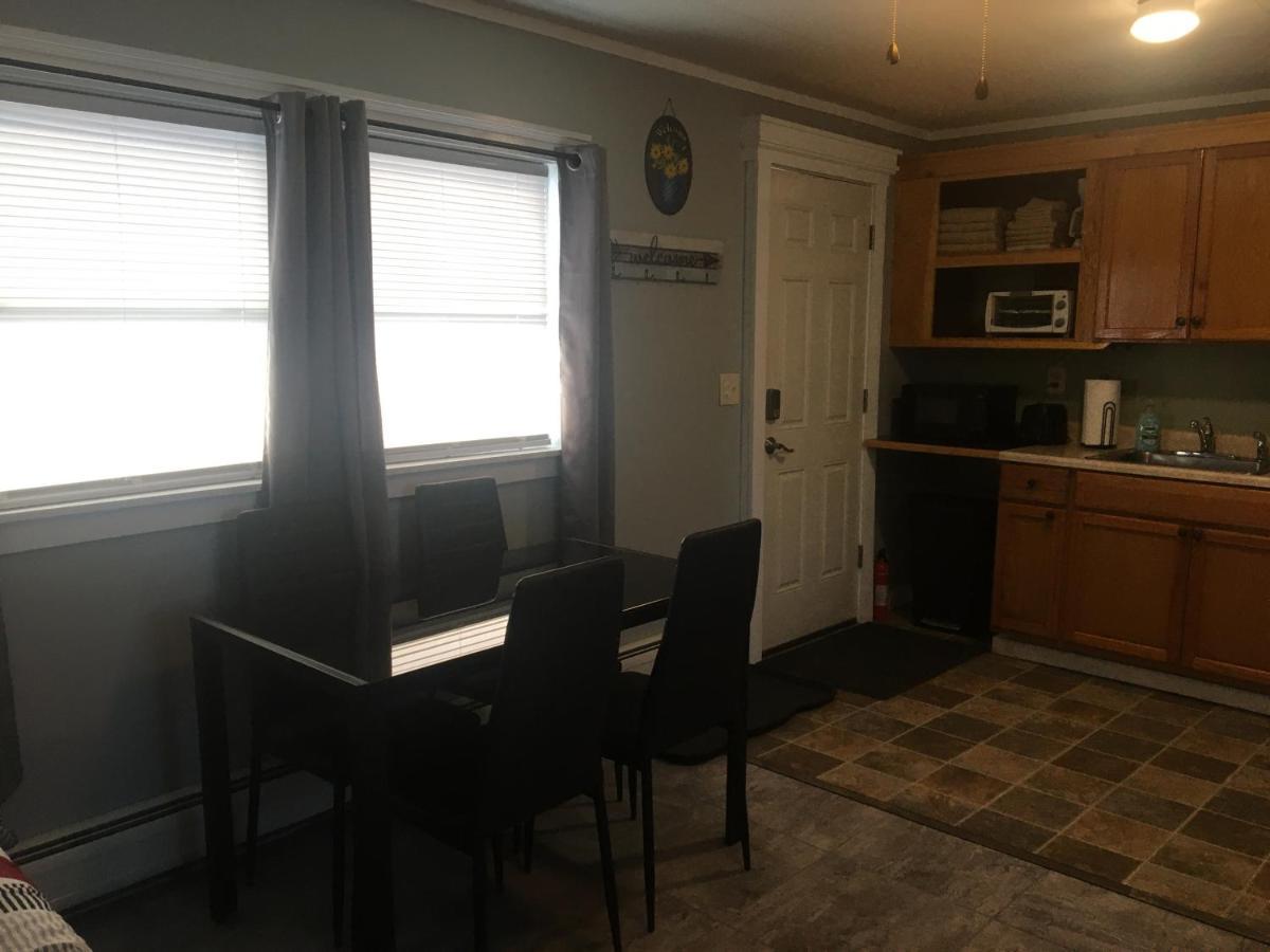 Home Away From Home, Recently Renovated North Troy エクステリア 写真