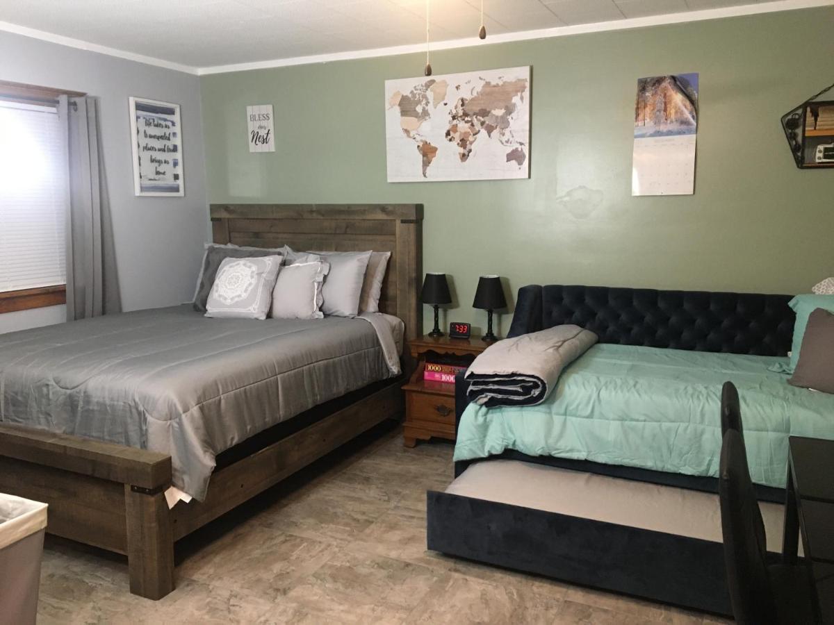 Home Away From Home, Recently Renovated North Troy エクステリア 写真