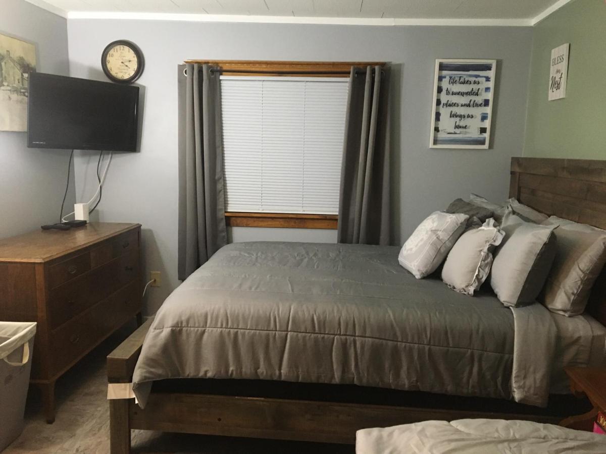 Home Away From Home, Recently Renovated North Troy エクステリア 写真
