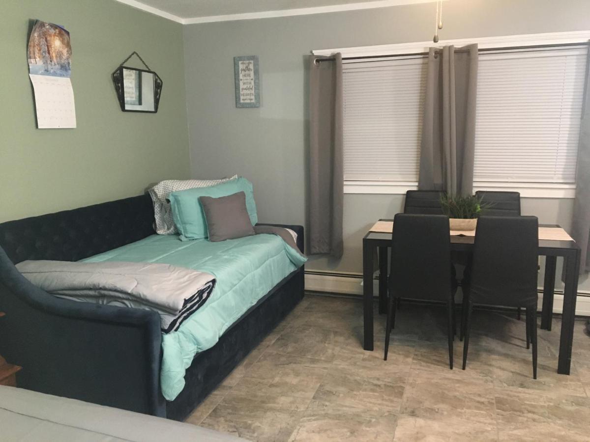 Home Away From Home, Recently Renovated North Troy エクステリア 写真
